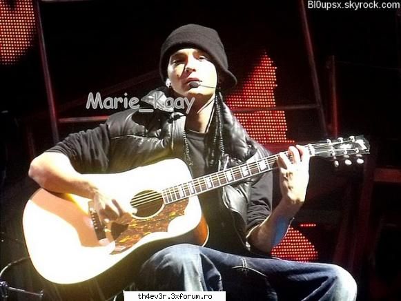 Ce vezi la el? - Exact...multe....acei ochi ciocolatii,buzele - >Tom Kaulitz